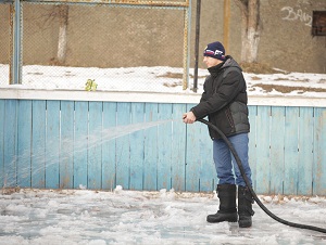 Заливка корта. Фото пресс-службы городской администрации