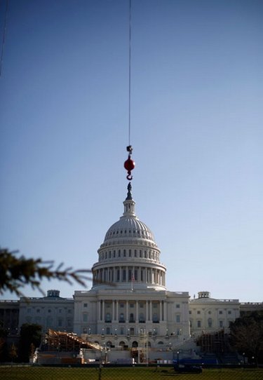 Этим краном, который как будто вот-вот поднимет в небо Капитолий, на самом деле устанавливали елку во дворе правительства США