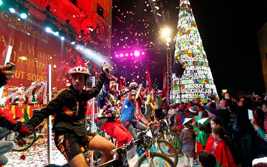 Велосипедисты крутят педали, чтобы зажечь огромную елку в Бейруте, Ливан