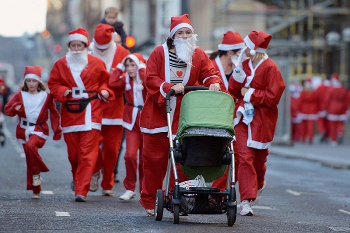 Женщина с коляской преодолевает дистанцию