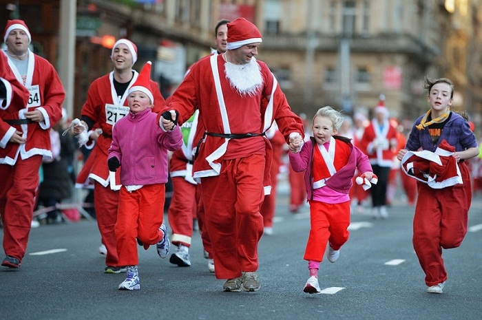 Мужчина с дочками