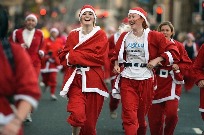 Девушки, смеясь, мчатся по дороге