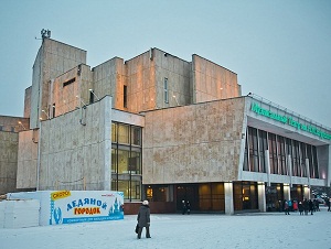 У музыкального театра. Автор фото — Артем Моисеев