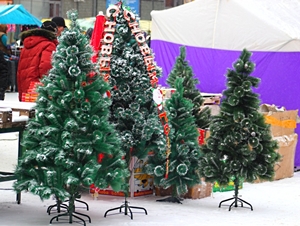 Искусственные елки. Автор фото — Никита Добрынин