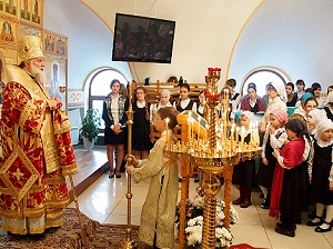 В храме. Фото с сайта www.iemp.ru