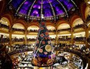 Огромная елка в универмаге Galeries Lafayette в Париже (Photo by Charles Platiau/Reuters)