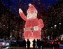 Подсвечивающаяся фигурка Санта-Клауса в Берлине (Photo by Fabrizio Bensch/Reuters)