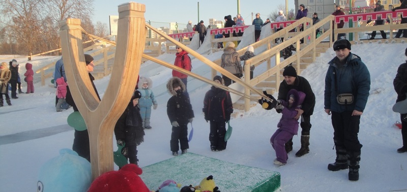 21 декабря в у ледокола «Ангара» откроется единственный в городе ледяной городок «Хрустальная сказка», где будет жить главный герой новогодних праздников — Дед Мороз.