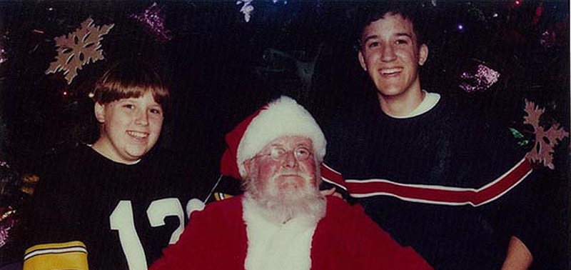 Два брата фотографируются каждый год с Санта-Клаусом вот уже 34 года подряд.