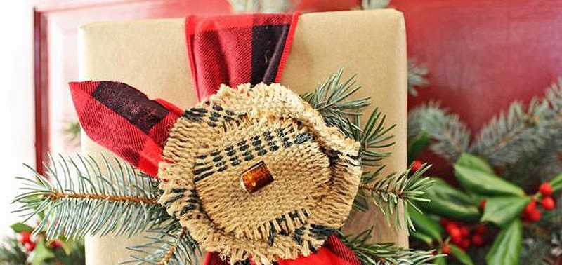 Елку нарядили, интерьер украсили, осталось только празднично оформить многочисленные свертки.