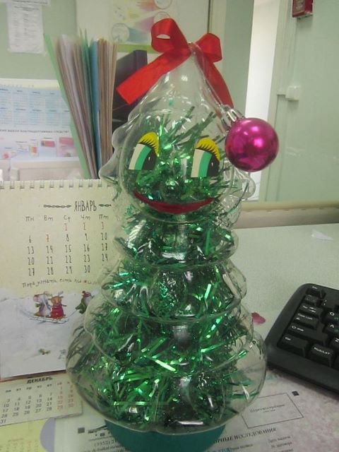 елка на столе