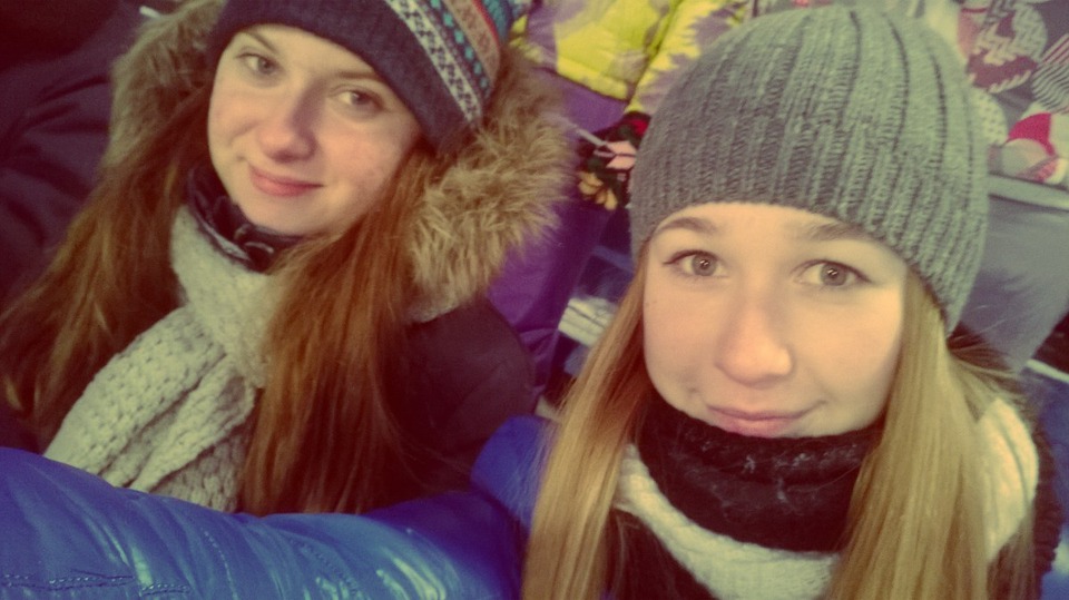 Сейчас бы горячего чая Брррр… очень холодно,но не смотря на это юные болельщики не пропускают ни одного матча с участием России. Фото Анны