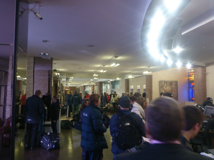 Заселение команд в отель. Фото Евгения Невидимова