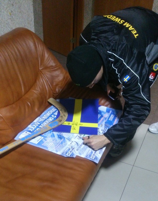 Шведы раздают автографы. Россия — Швеция. Фото Евгения Невидимова