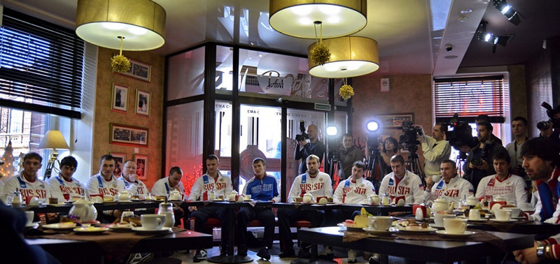 Как в Иркутске встретили сборную России по хоккею с мячом.